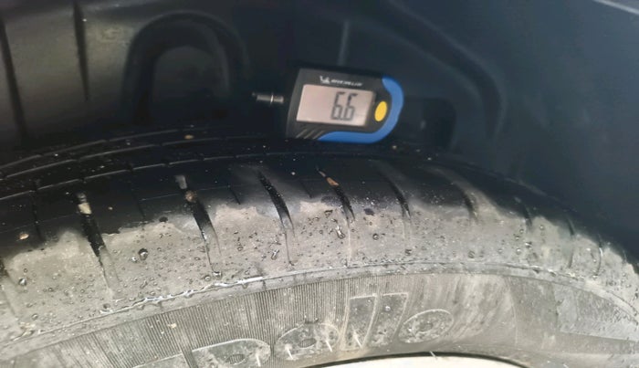 2024 Mahindra XUV300 W8 (O) 1.2 PETROL, Petrol, Manual, 12,992 km, tyre