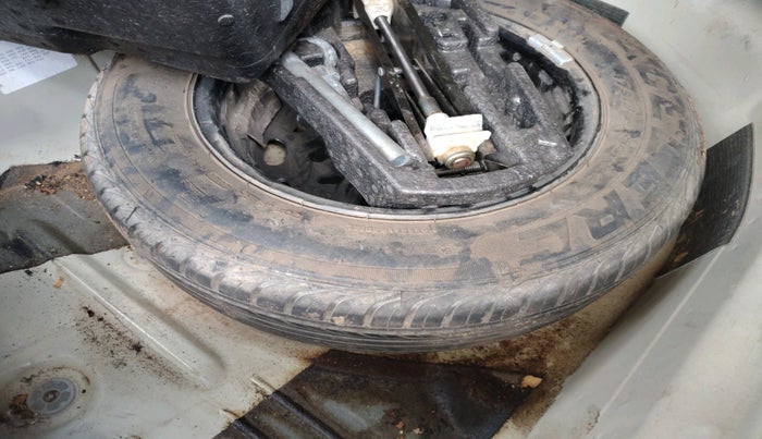 2012 Volkswagen Vento HIGHLINE DIESEL 1.6, Diesel, Manual, 89,465 km, tyre