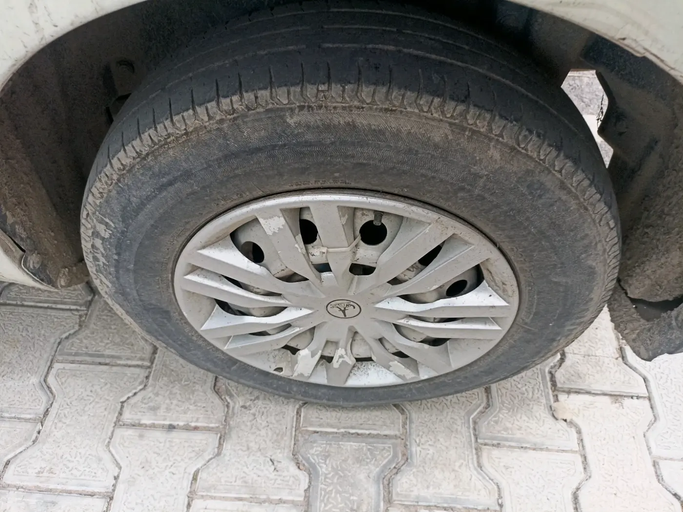 2012 Maruti Swift Dzire LXI, Petrol, Manual, 1,17,183 km, tyre