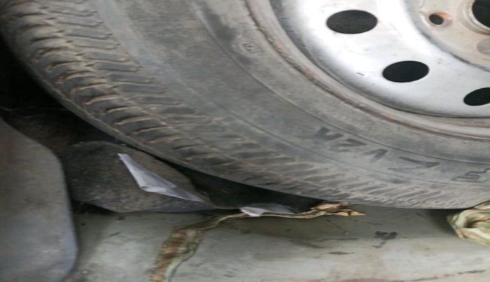 2012 Maruti Swift Dzire LXI, Petrol, Manual, 1,17,183 km, tyre