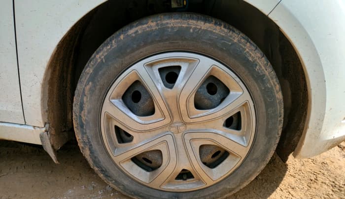 2023 Tata ALTROZ XM PLUS PETROL, Petrol, Manual, 30,723 km, tyre