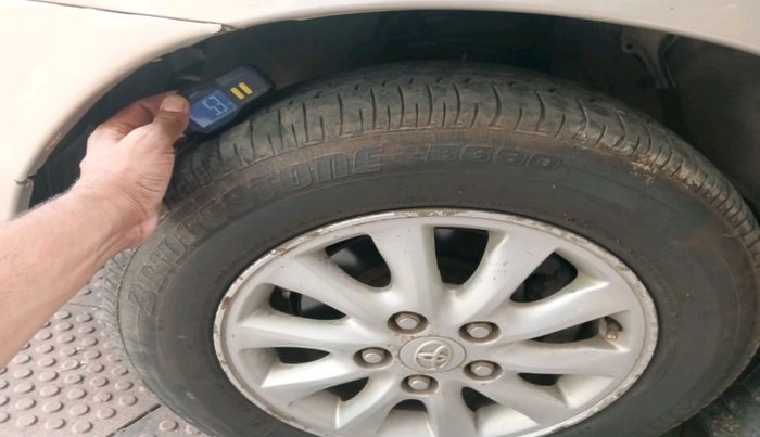 2013 Toyota Innova 2.5 VX 8 STR, Diesel, Manual, 3,91,904 km, tyre