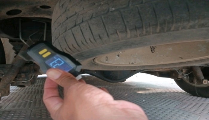 2013 Toyota Innova 2.5 VX 8 STR, Diesel, Manual, 3,91,904 km, tyre