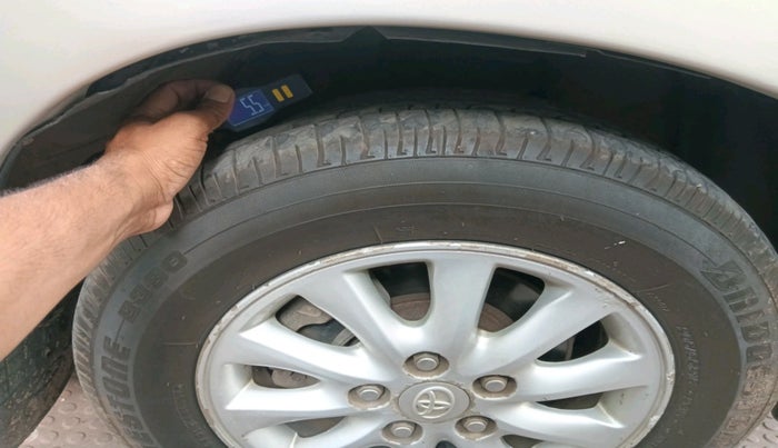 2013 Toyota Innova 2.5 VX 8 STR, Diesel, Manual, 3,91,904 km, tyre