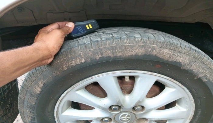 2013 Toyota Innova 2.5 VX 8 STR, Diesel, Manual, 3,91,904 km, tyre