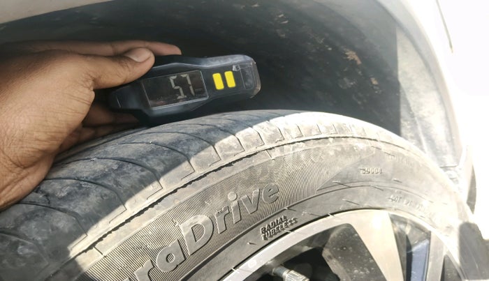 2025 MG HECTOR PLUS SAVVY PRO 1.5 TURBO CVT 7 STR, Petrol, Automatic, 8,040 km, tyre