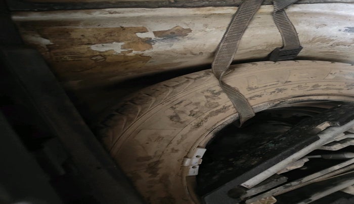 2013 Volkswagen Polo HIGHLINE DIESEL, Diesel, Manual, 9,78,456 km, tyre