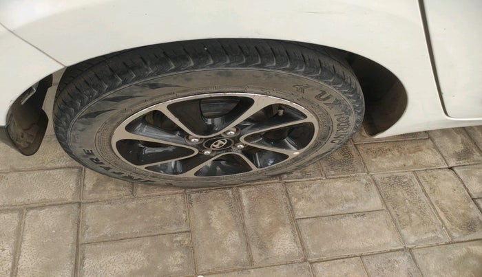 2017 Hyundai Grand i10 SPORTZ (O) AT 1.2 KAPPA VTVT, Petrol, Automatic, 1,00,057 km, tyre