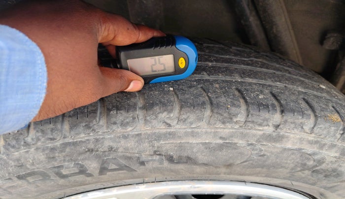 2014 Nissan Terrano XL (D), Diesel, Manual, 1,21,030 km, tyre