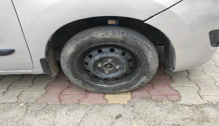 2012 Maruti Wagon R 1.0 LXI, CNG, Manual, 1,29,936 km, tyre