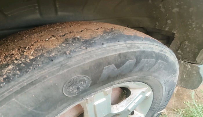 2012 Mahindra Xylo E8 ABS AIRBAG, Diesel, Manual, 2,76,196 km, tyre