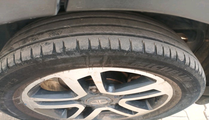 2017 Tata Hexa XTA 4X2 6 STR, Diesel, Automatic, 1,61,241 km, tyre