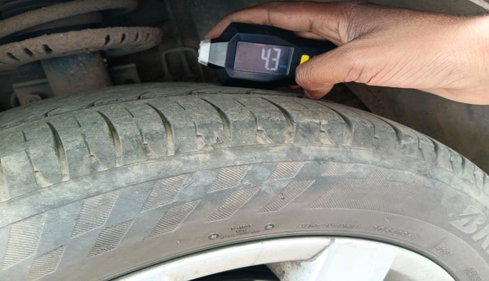 2015 Volkswagen Polo HIGHLINE1.2L, Petrol, Manual, 1,07,390 km, tyre