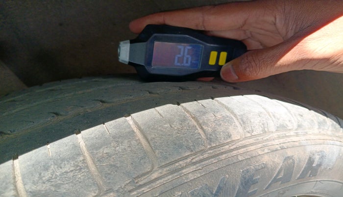 2015 Volkswagen Polo HIGHLINE1.2L, Petrol, Manual, 1,07,390 km, tyre