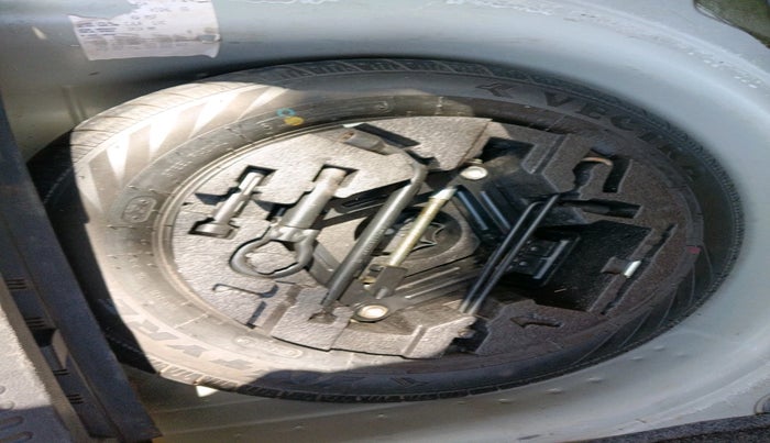 2015 Volkswagen Polo HIGHLINE1.2L, Petrol, Manual, 1,07,390 km, tyre