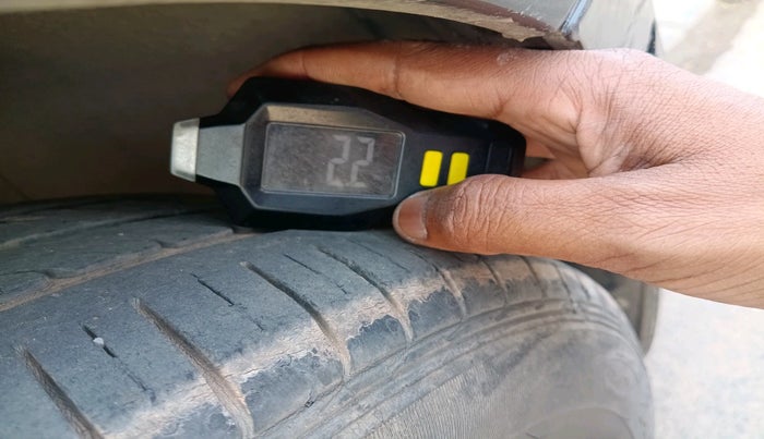 2015 Volkswagen Polo HIGHLINE1.2L, Petrol, Manual, 1,07,390 km, tyre