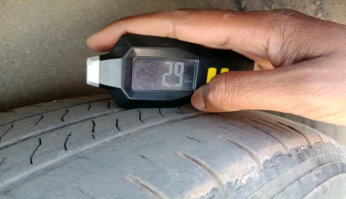 2015 Volkswagen Polo HIGHLINE1.2L, Petrol, Manual, 1,07,390 km, tyre