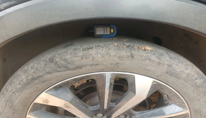 2019 Mahindra XUV300 W8 (O) 1.2 PETROL, CNG, Manual, 1,77,838 km, tyre