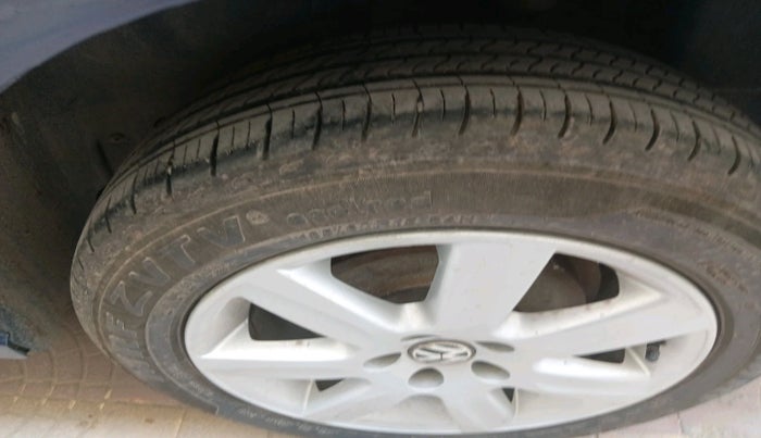 2011 Volkswagen Vento HIGHLINE DIESEL 1.6, Diesel, Manual, 1,57,632 km, tyre