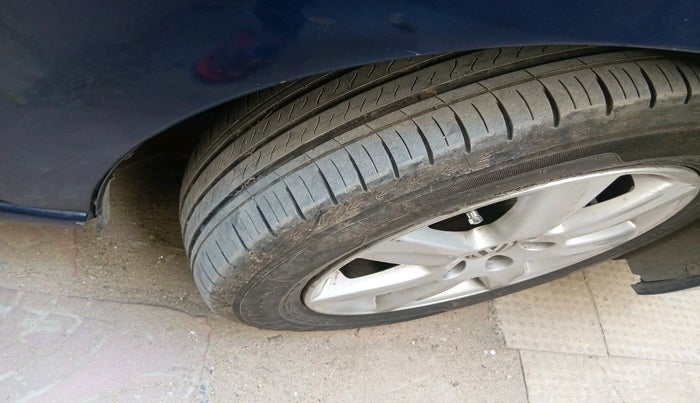 2011 Volkswagen Vento HIGHLINE DIESEL 1.6, Diesel, Manual, 1,57,632 km, tyre