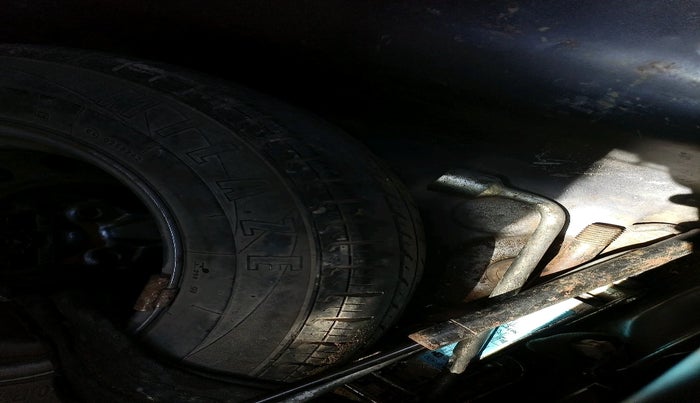 2016 Hyundai Eon ERA +, Petrol, Manual, 68,730 km, tyre