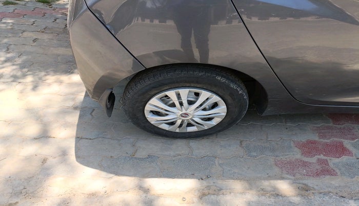 2016 Hyundai Eon ERA +, Petrol, Manual, 68,730 km, tyre