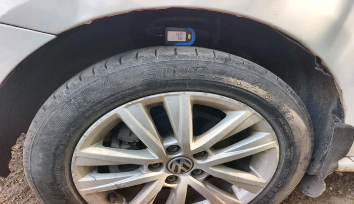 2013 Volkswagen Polo HIGHLINE1.2L, Petrol, Manual, 1,51,273 km, tyre