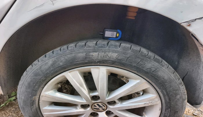 2013 Volkswagen Polo HIGHLINE1.2L, Petrol, Manual, 1,51,273 km, tyre