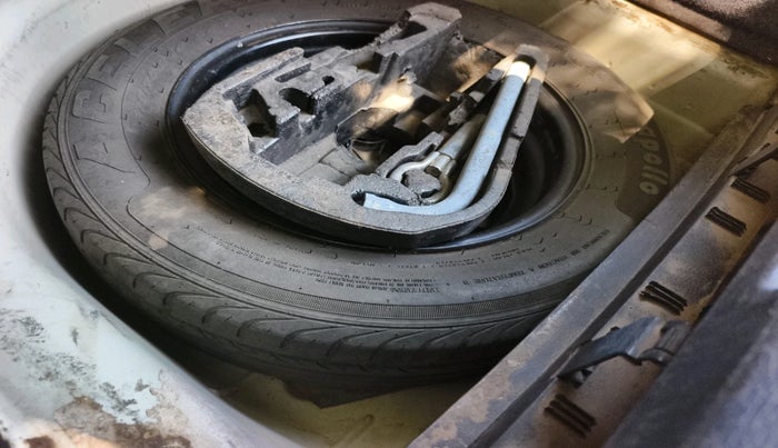 2013 Volkswagen Polo HIGHLINE1.2L, Petrol, Manual, 1,51,273 km, tyre