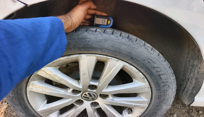 2013 Volkswagen Polo HIGHLINE1.2L, Petrol, Manual, 1,51,273 km, tyre