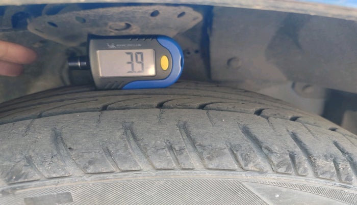 2012 Honda Brio V MT, Petrol, Manual, 1,04,450 km, tyre