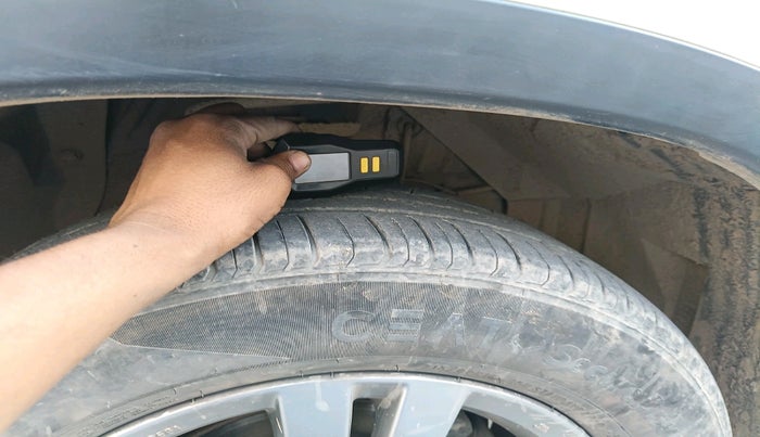 2016 Maruti Vitara Brezza ZDI, Diesel, Manual, 99,586 km, tyre