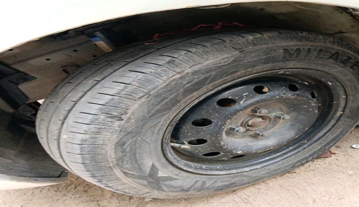 2015 Maruti Swift Dzire LXI, CNG, Manual, 1,55,491 km, tyre