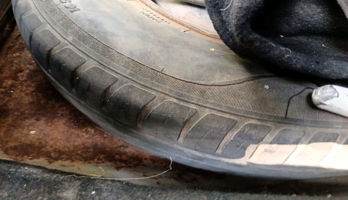 2015 Maruti Swift Dzire LXI, CNG, Manual, 1,55,491 km, tyre