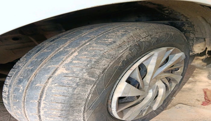 2015 Maruti Swift Dzire LXI, CNG, Manual, 1,55,491 km, tyre