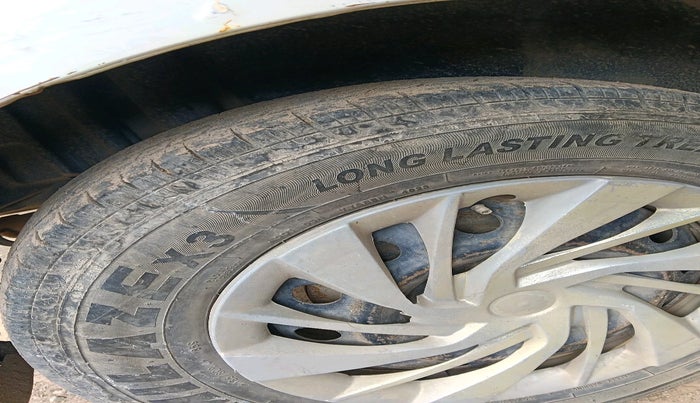 2015 Maruti Swift Dzire LXI, CNG, Manual, 1,55,491 km, tyre