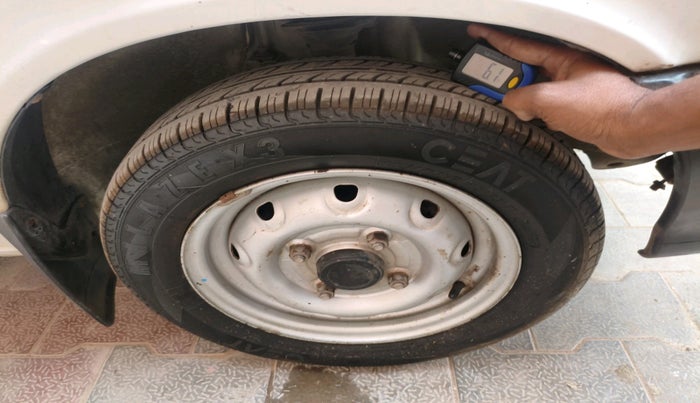 2011 Maruti 800 STD, CNG, Manual, 14,188 km, tyre