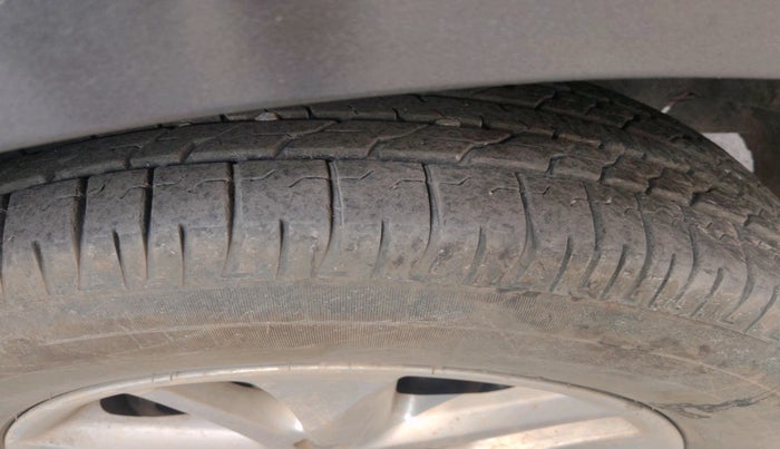 2017 Toyota Innova Crysta 2.4 G 7 STR, Diesel, Manual, 1,76,502 km, tyre