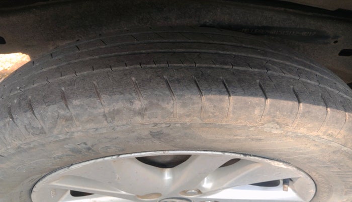 2017 Toyota Innova Crysta 2.4 G 7 STR, Diesel, Manual, 1,76,502 km, tyre