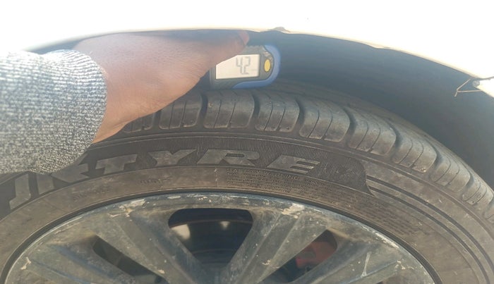 2013 Volkswagen Polo HIGHLINE DIESEL, Diesel, Manual, 1,38,439 km, tyre