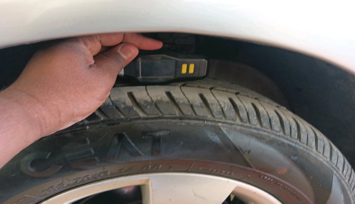 2011 Skoda Fabia ELEGANCE 1.2 MPI, Petrol, Manual, 1,01,633 km, tyre