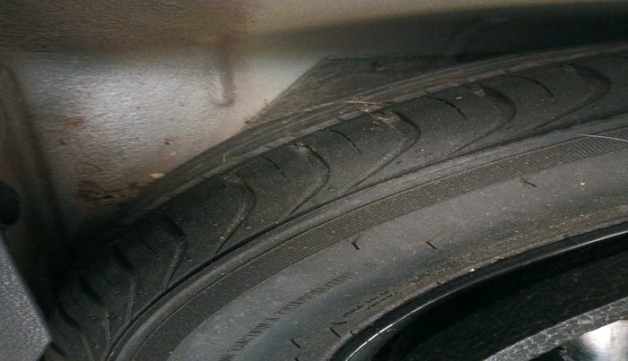 2011 Skoda Fabia ELEGANCE 1.2 MPI, Petrol, Manual, 1,01,633 km, tyre