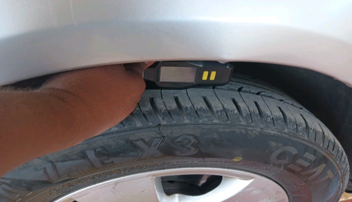 2011 Skoda Fabia ELEGANCE 1.2 MPI, Petrol, Manual, 1,01,633 km, tyre