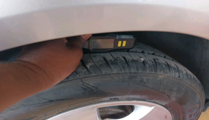 2011 Skoda Fabia ELEGANCE 1.2 MPI, Petrol, Manual, 1,01,633 km, tyre