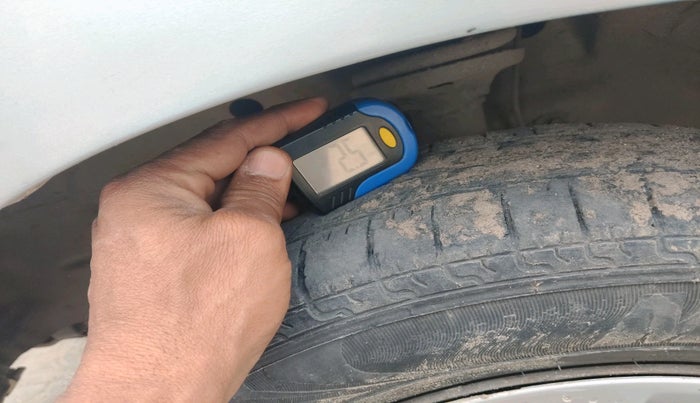 2011 Maruti Wagon R 1.0 LXI, CNG, Manual, 1,73,647 km, tyre