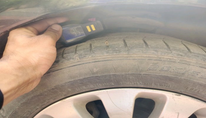 2011 Mercedes Benz C Class 200 CGI AVANTGARDE, Petrol, Automatic, 1,29,119 km, tyre