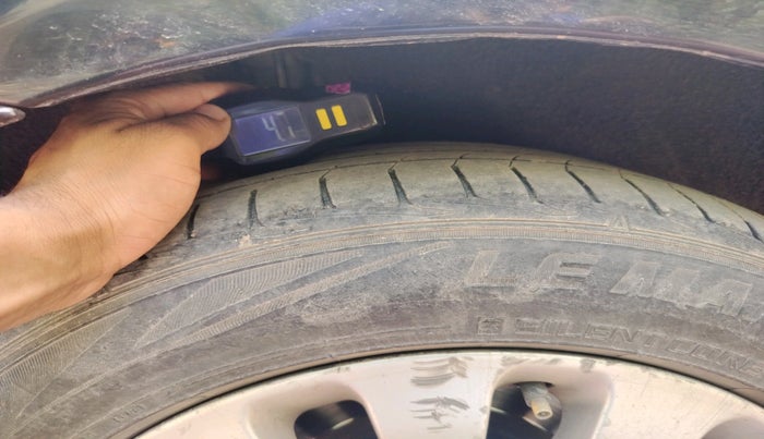 2011 Mercedes Benz C Class 200 CGI AVANTGARDE, Petrol, Automatic, 1,29,119 km, tyre