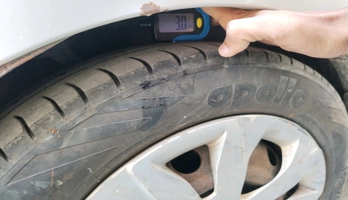 2014 Hyundai Eon 1.0 MAGNA +, Petrol, Manual, 1,24,436 km, tyre