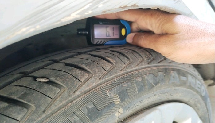 2014 Hyundai Eon 1.0 MAGNA +, Petrol, Manual, 1,24,436 km, tyre