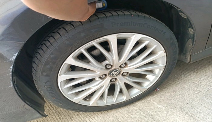 2020 Toyota Camry HYBRID, Hybrid, Automatic, 53,547 km, tyre